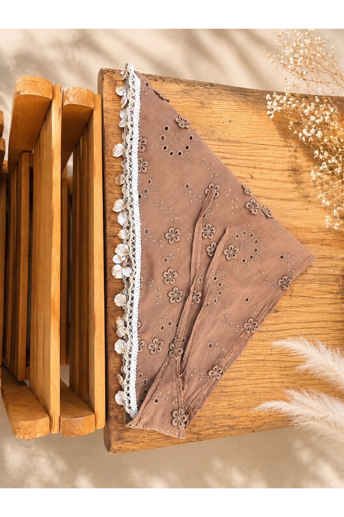 Çiçek İşlemeli Dokulu Bandana Eşarp | Uçları Sallantılı Deniz Kabuklu Dantel Detaylı Pamuklu Bohem Yazlık Saç Bandanası sütlü kahve