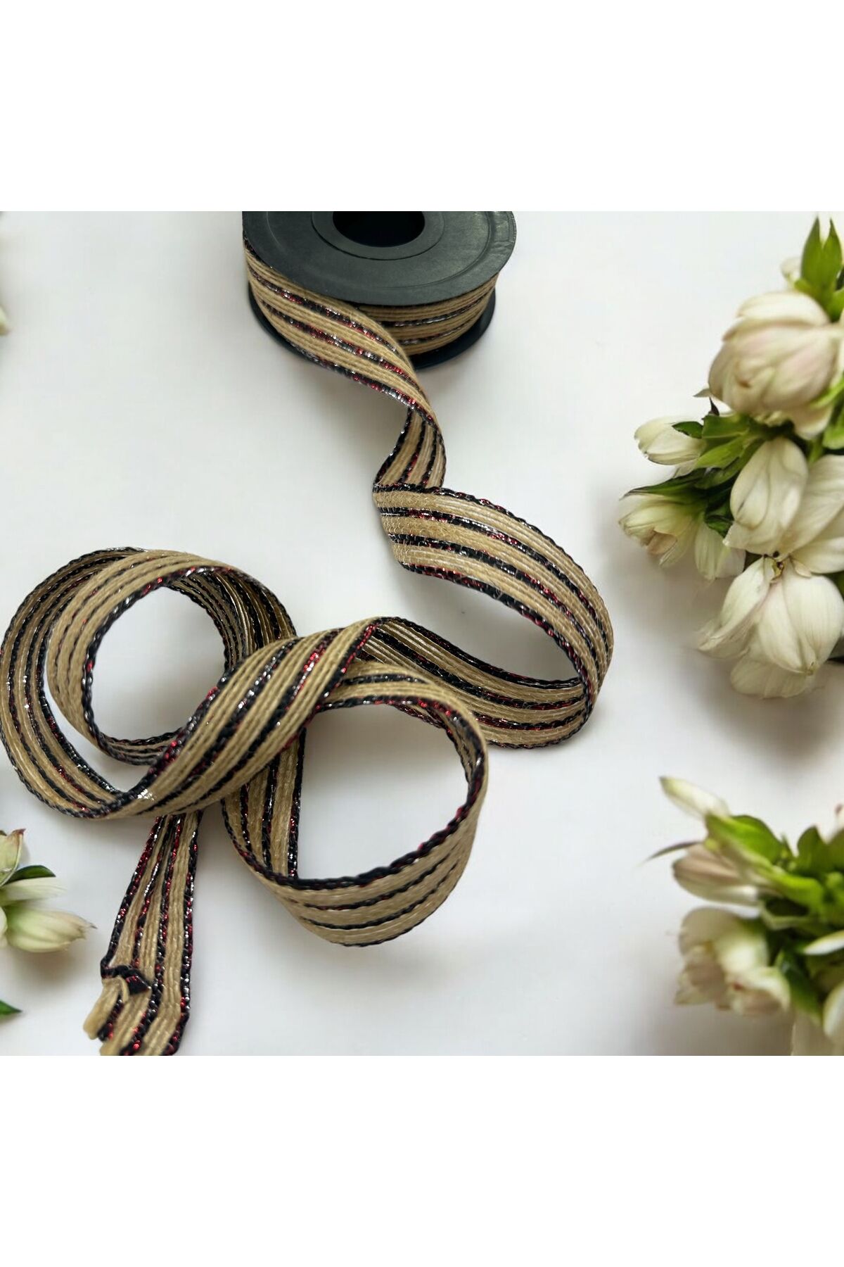 Kenarları Siyah kırmız parlak Hasır kurdele parlak şeritli jüt kurdele 2 metre 2,5 cm paket kurdele