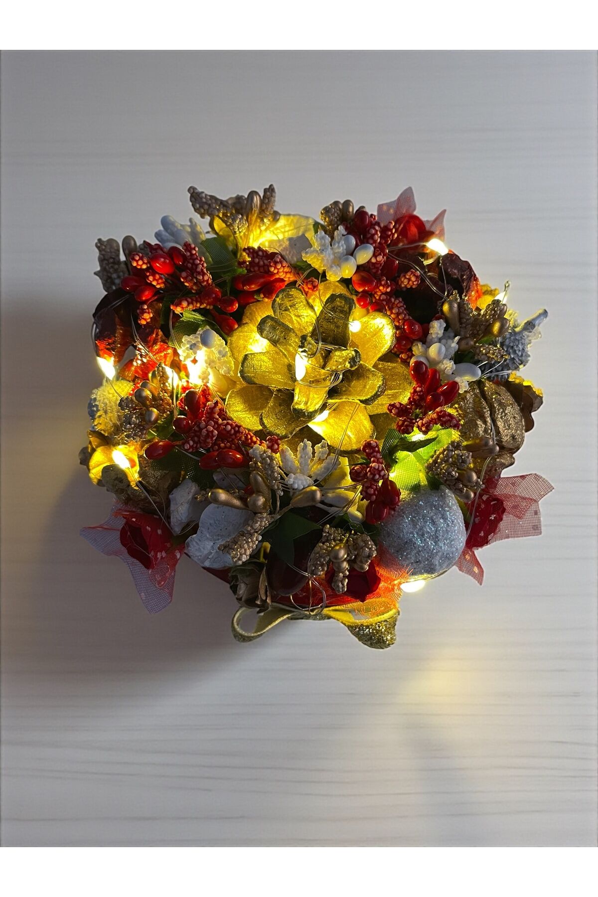 Tasarım Dekoratif kaseler Kozalak Dekoratif kase Led ışıklı Kase 25×22 cm Kırmızı beyaz kozalak