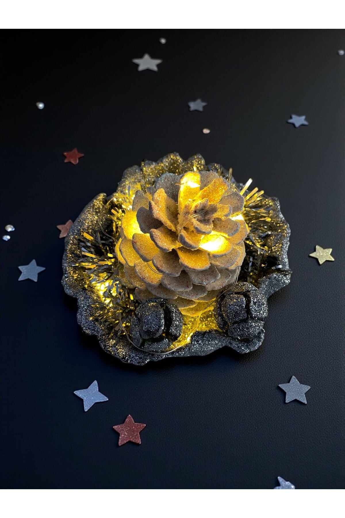 Yılbaşı Masa Dekorasyonu Masa Süsü Renkli Kozalak ışık süslü kozalak 10x10 cm