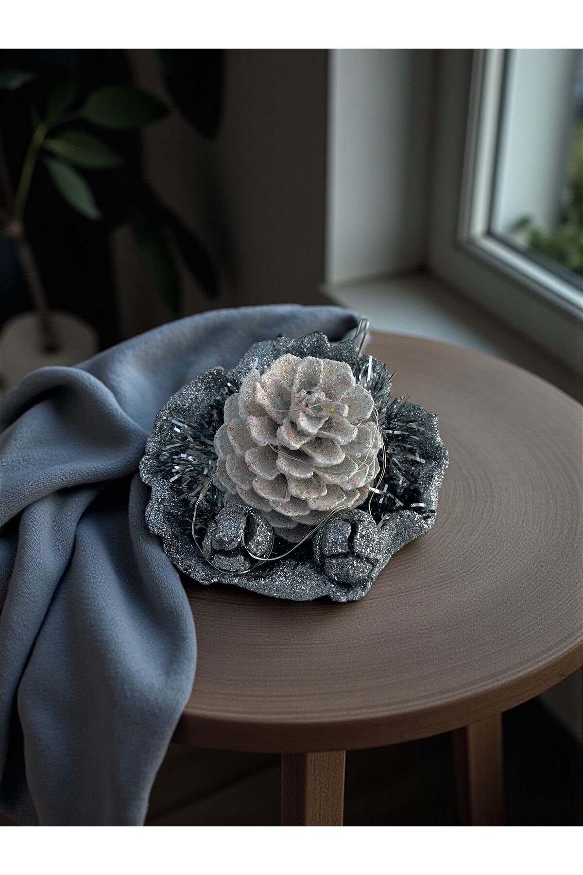 Yılbaşı Masa Dekorasyonu Masa Süsü Renkli Kozalak ışık süslü kozalak 10x10 cm