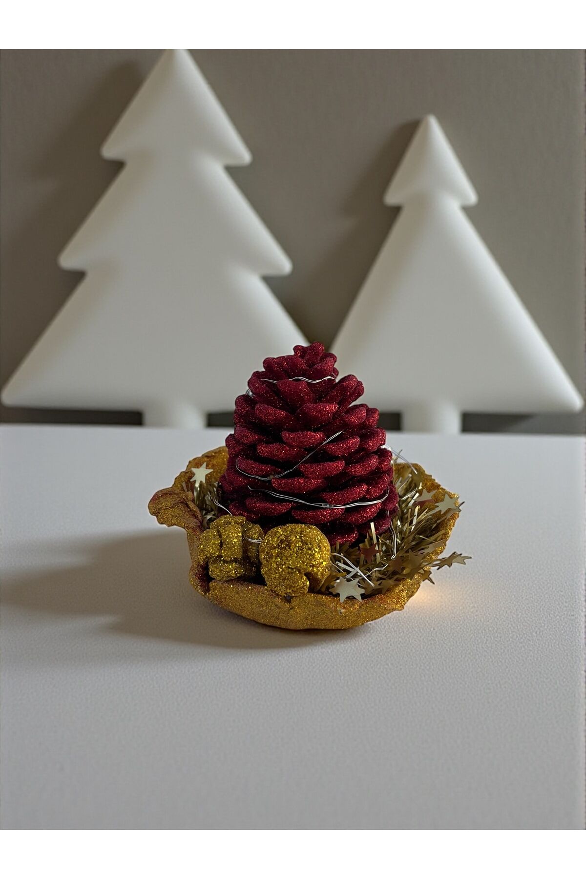 Yılbaşı Masa Dekorasyonu Masa Süsü Renkli Kırmızı Kozalak Işık Süslü Kozalak 10x10 Cm