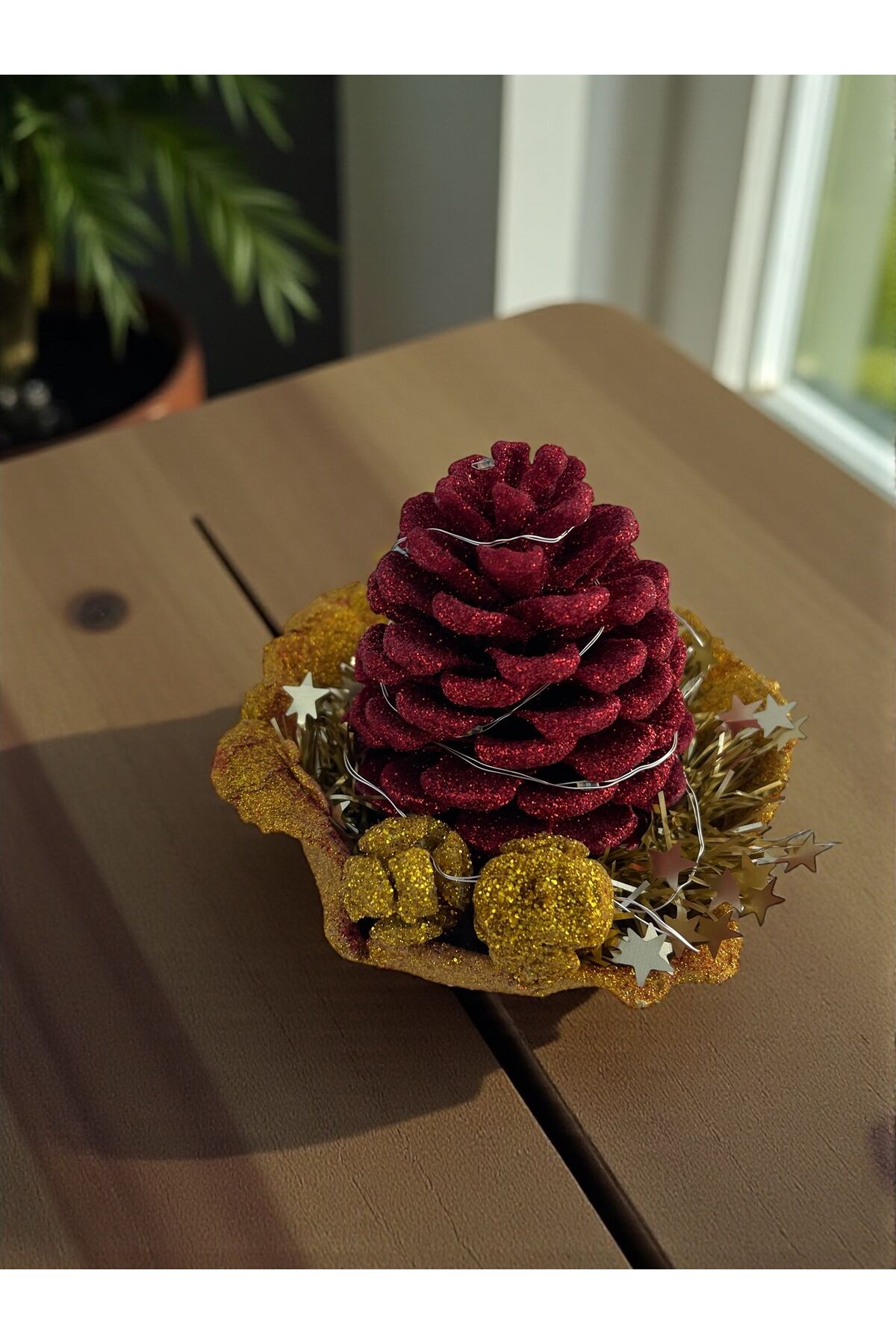 Yılbaşı Masa Dekorasyonu Masa Süsü Renkli Kırmızı Kozalak Işık Süslü Kozalak 10x10 Cm