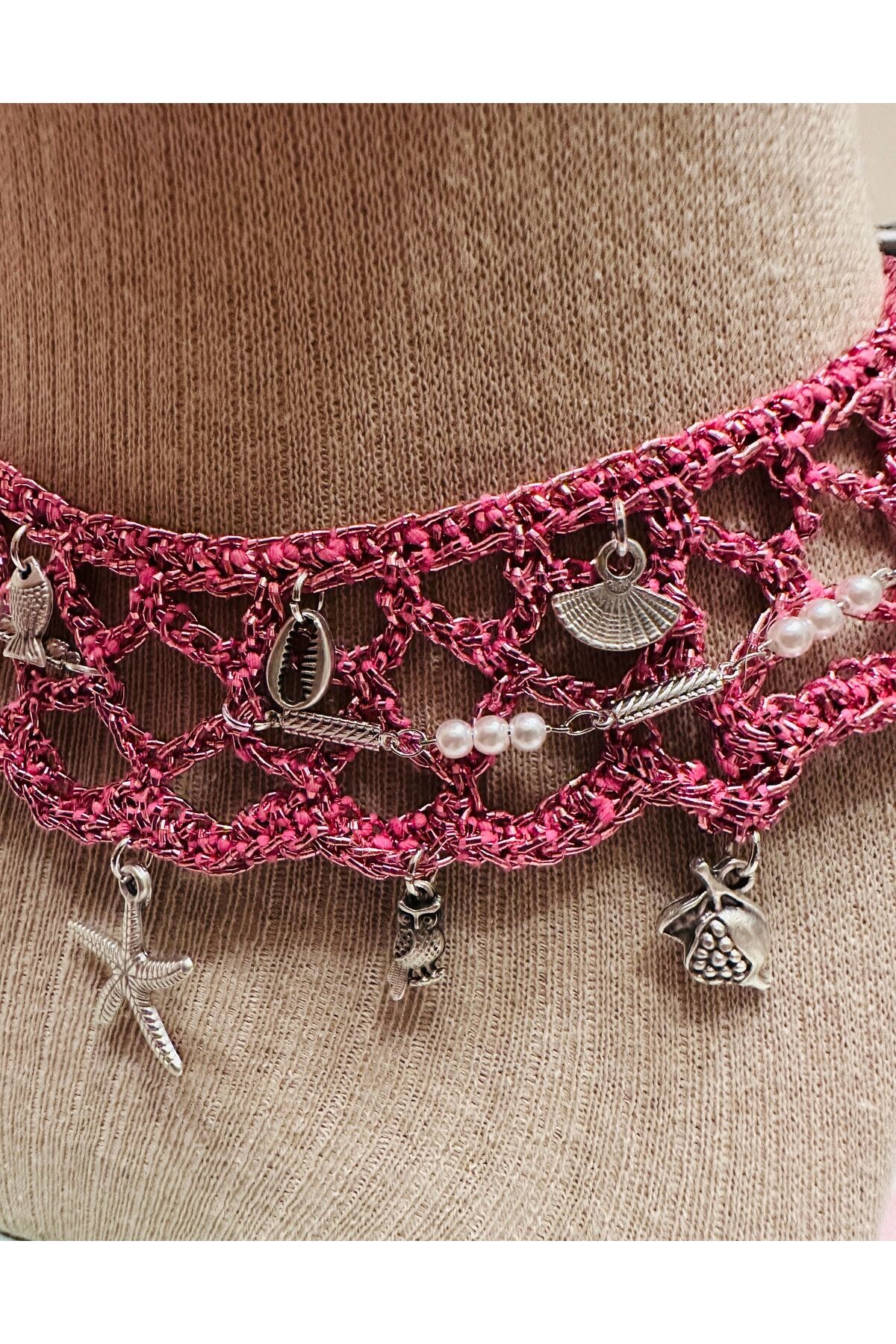 El Yapımı Tığ İşi Örgü Choker Kolye | Pembe Bohem Deniz Temalı Kadın Kolye | İnci ve Charm Detaylı Özel Tasarım