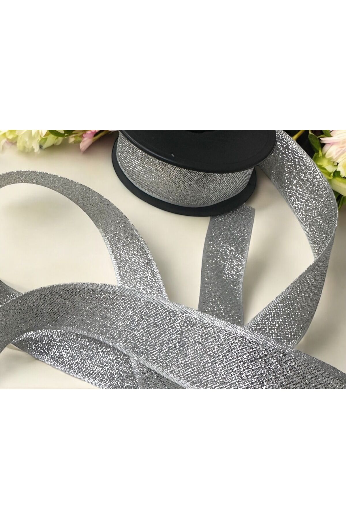 Yılbaşı Paketleme Kurdelesi Simli Paketleme Kurdele  Parlak Paketleme Kurdelesi 2,5 cm 2 m Gri-Gümüş