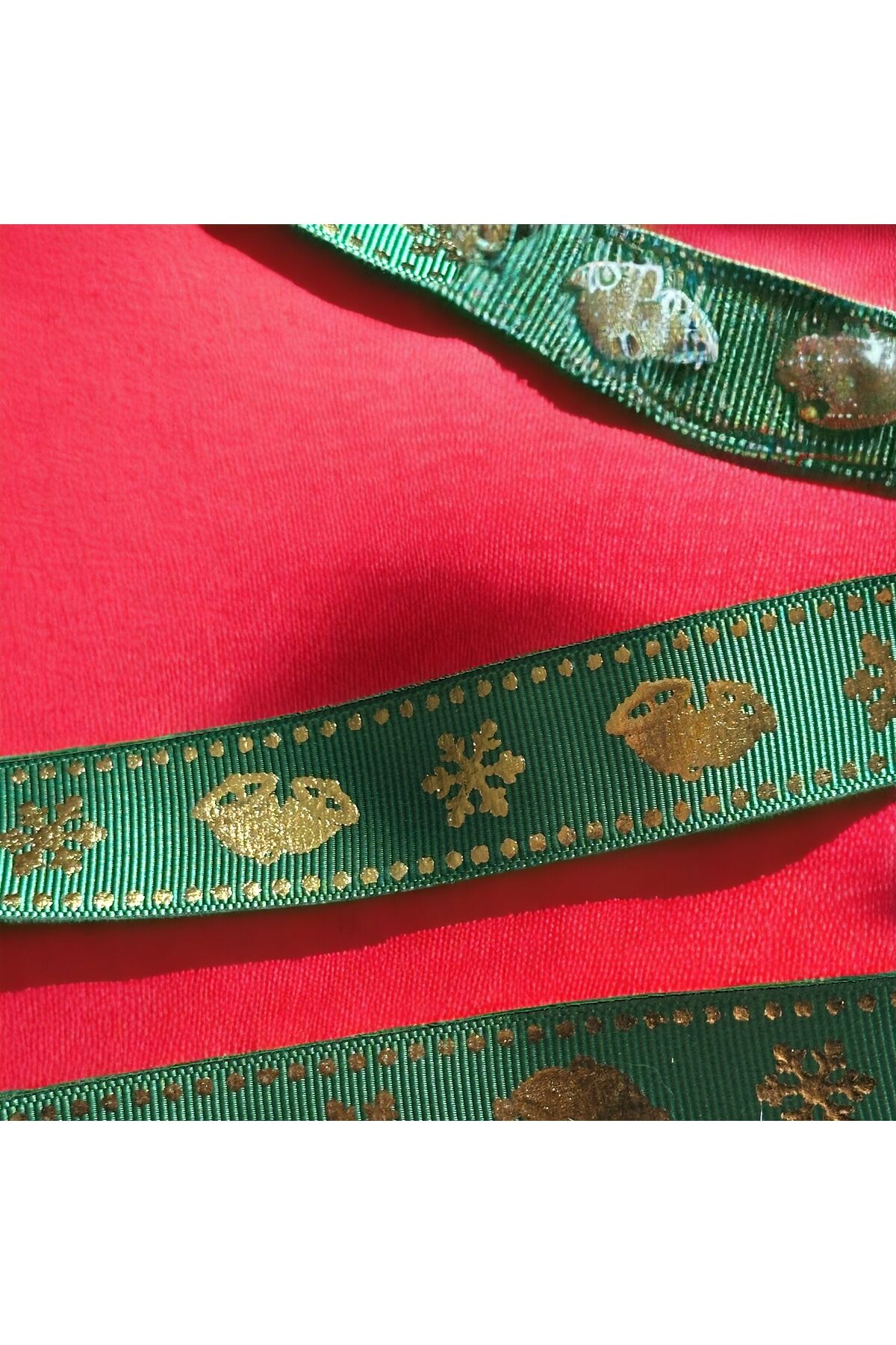 Çan Desenli Yılbaşı Kurdelesi Yaldizli Kurdele Kar Desenli Yılbaşı Kurdelesi 2 cm 10 metre yesil