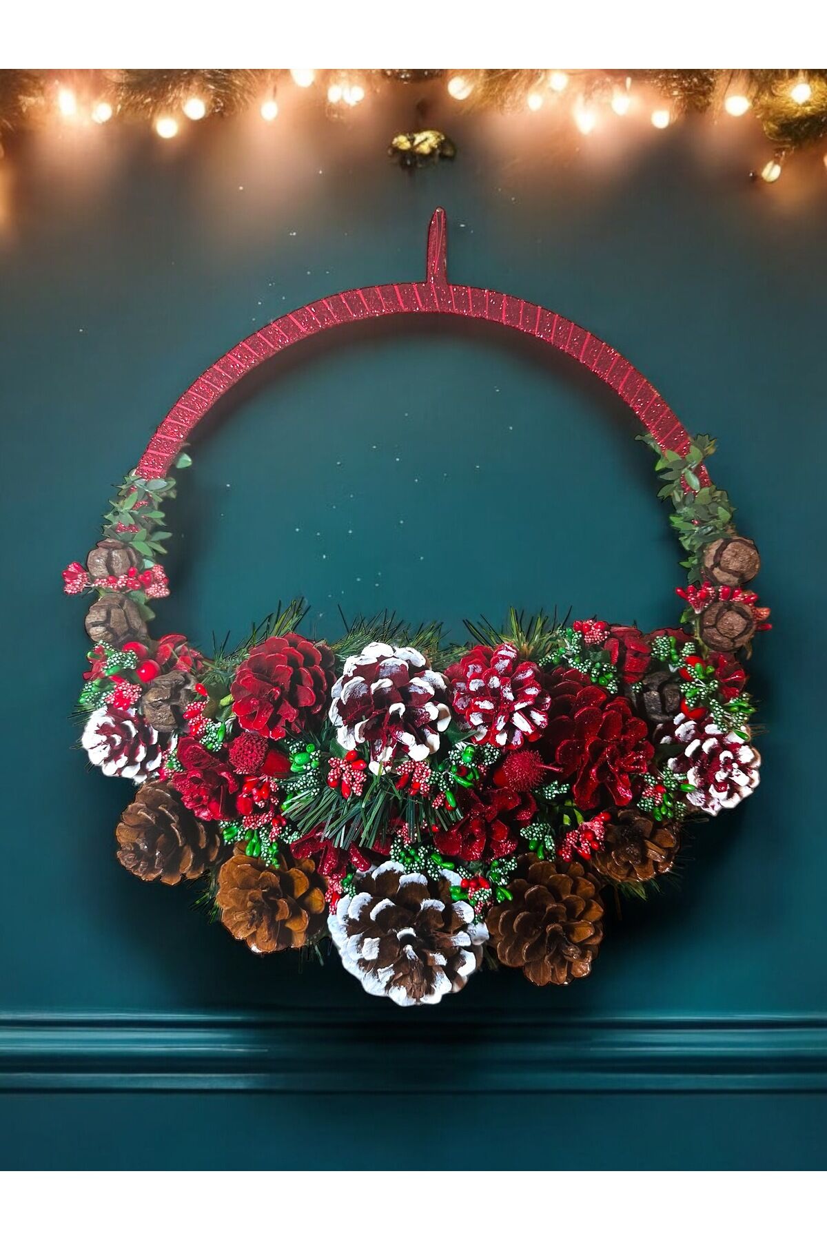 Yılbaşı Kapı Çelenk Yılbaşı Duvar Süsleri Kozalak El Yapımı Yılbaşı Doğal Kapı Süsü 35x35 Cm Kırmızı