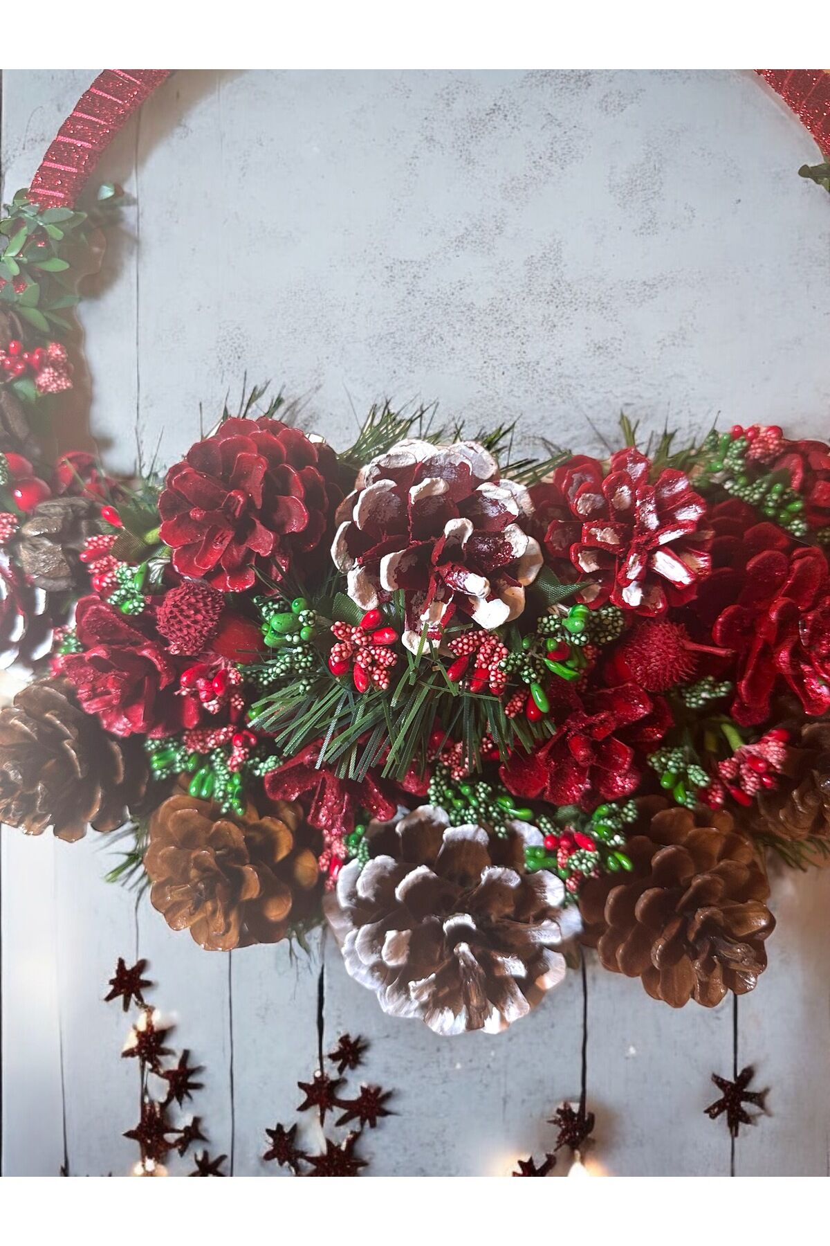 Yılbaşı Kapı Çelenk Yılbaşı Duvar Süsleri Kozalak El Yapımı Yılbaşı Doğal Kapı Süsü 35x35 Cm Kırmızı