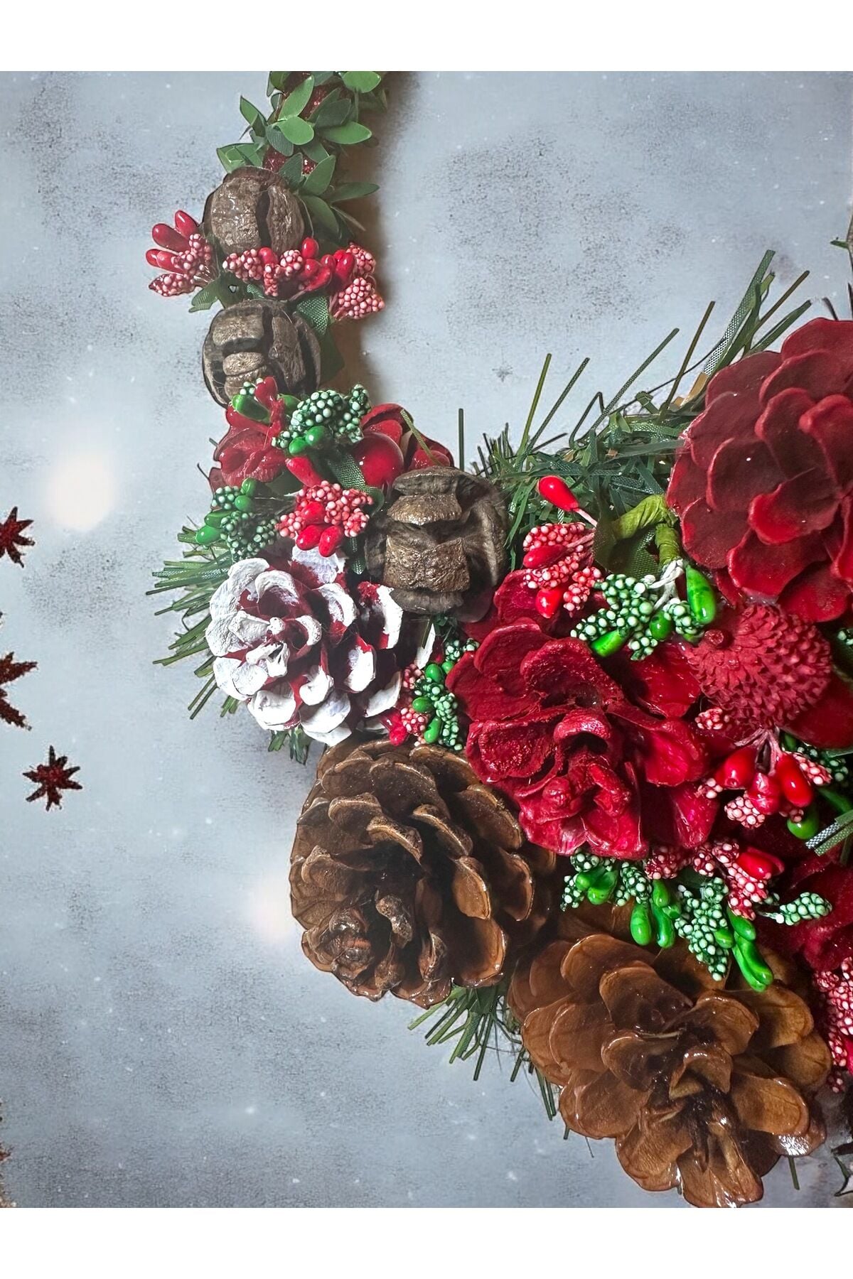 Yılbaşı Kapı Çelenk Yılbaşı Duvar Süsleri Kozalak El Yapımı Yılbaşı Doğal Kapı Süsü 35x35 Cm Kırmızı