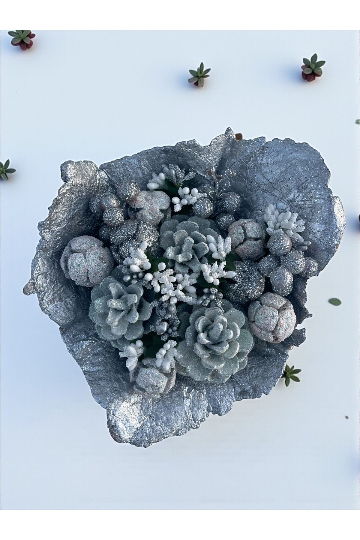 Yılbaşı Masa Dekorasyonu Masa Süsü Renkli Kozalak Yılbaşı Masa süsü kokina 25 x 13 cm Kırmızı-Altın
