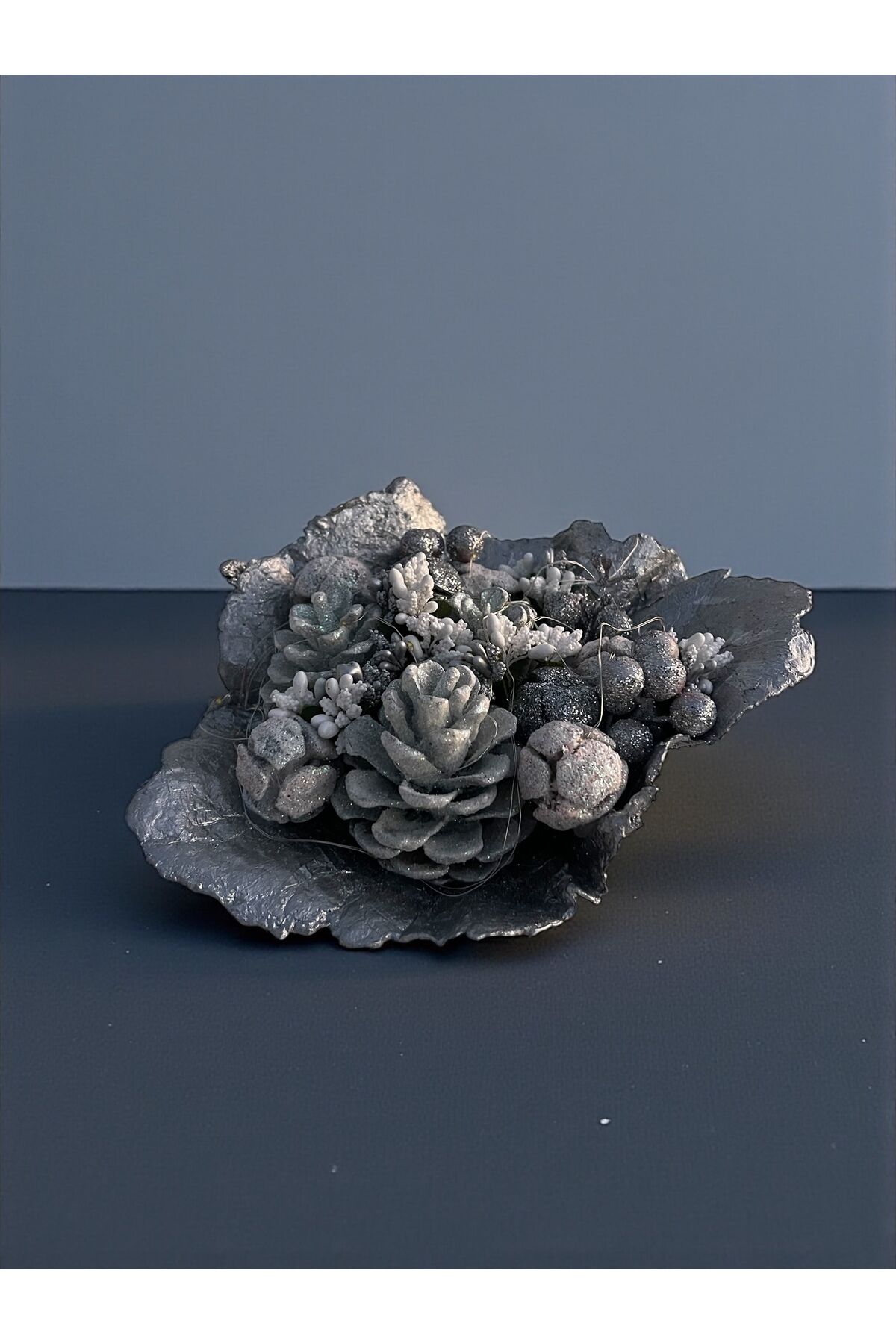 Yılbaşı Masa Dekorasyonu Masa Süsü Renkli Kozalak Yılbaşı Masa süsü kokina 25 x 13 cm Kırmızı-Altın