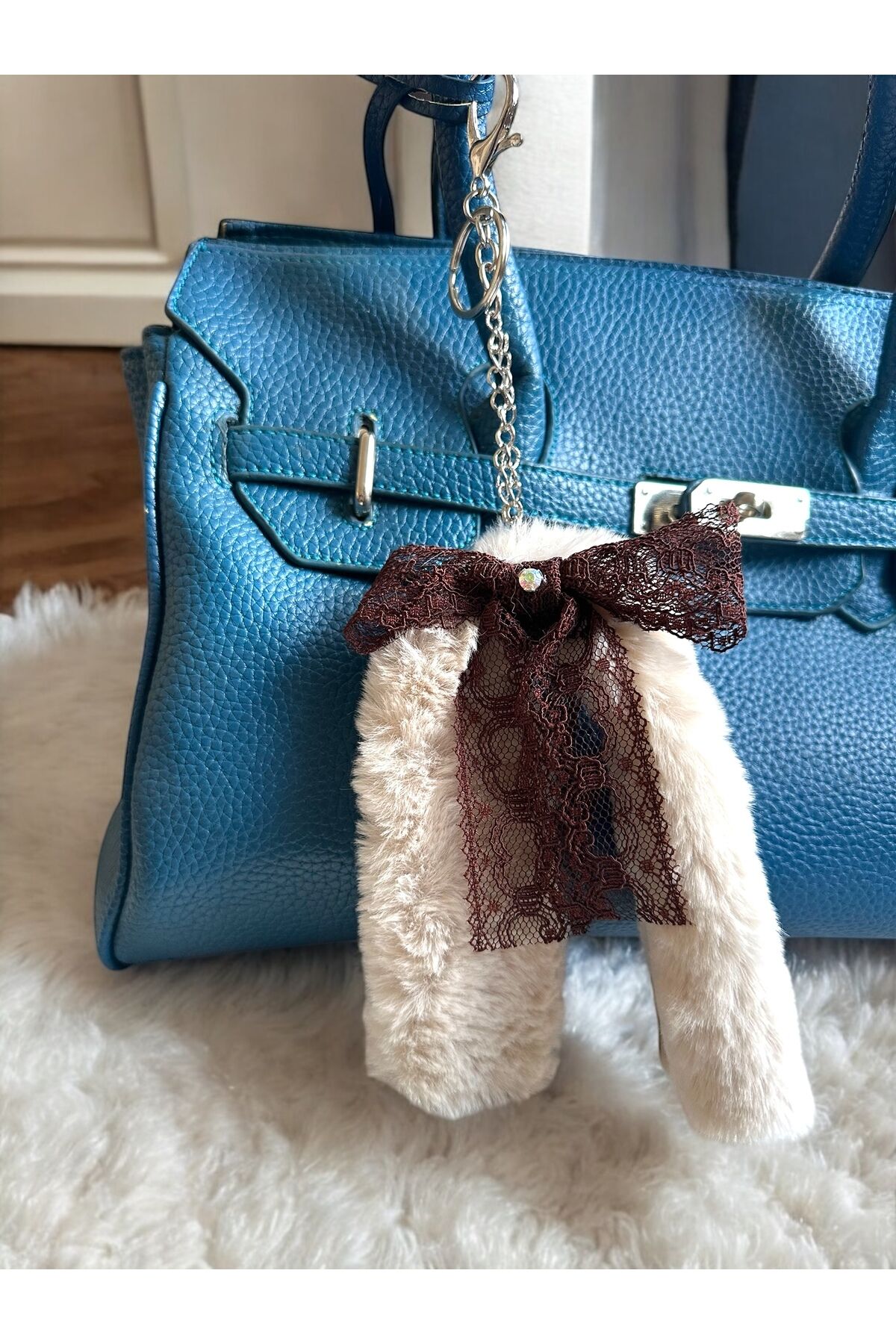 Çanta Charm Kürk Detaylı Fiyonk Charm Peluş Çanta Aksesuarı Peluş Tüylü Anahtarlık